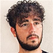 Laureando in scienze cinematografiche, diplomato al liceo scientifico scienze applicate